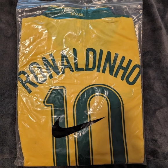 Brazil Ronaldinho #10 Jersey 2006 Home Yellow - Picture 4 of 4